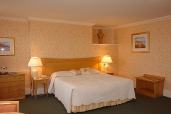 BEDROOM.jpg